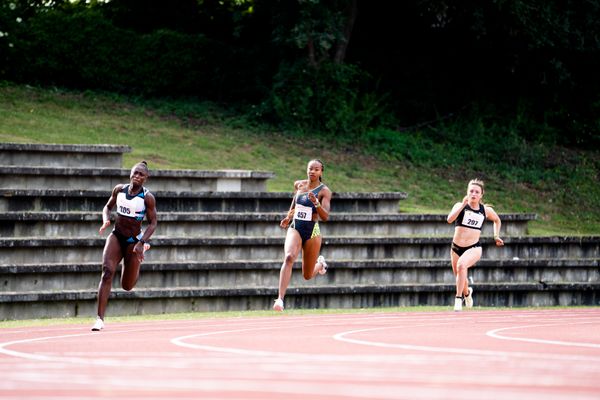 Lisa Marie Kwayie (Neukoellner SF), Sarah Atcho (SUI), Marina Scherzl (LG Stadtwerke Muenchen) ueber 200m am 04.06.2022 waehrend der Sparkassen Gala in Regensburg